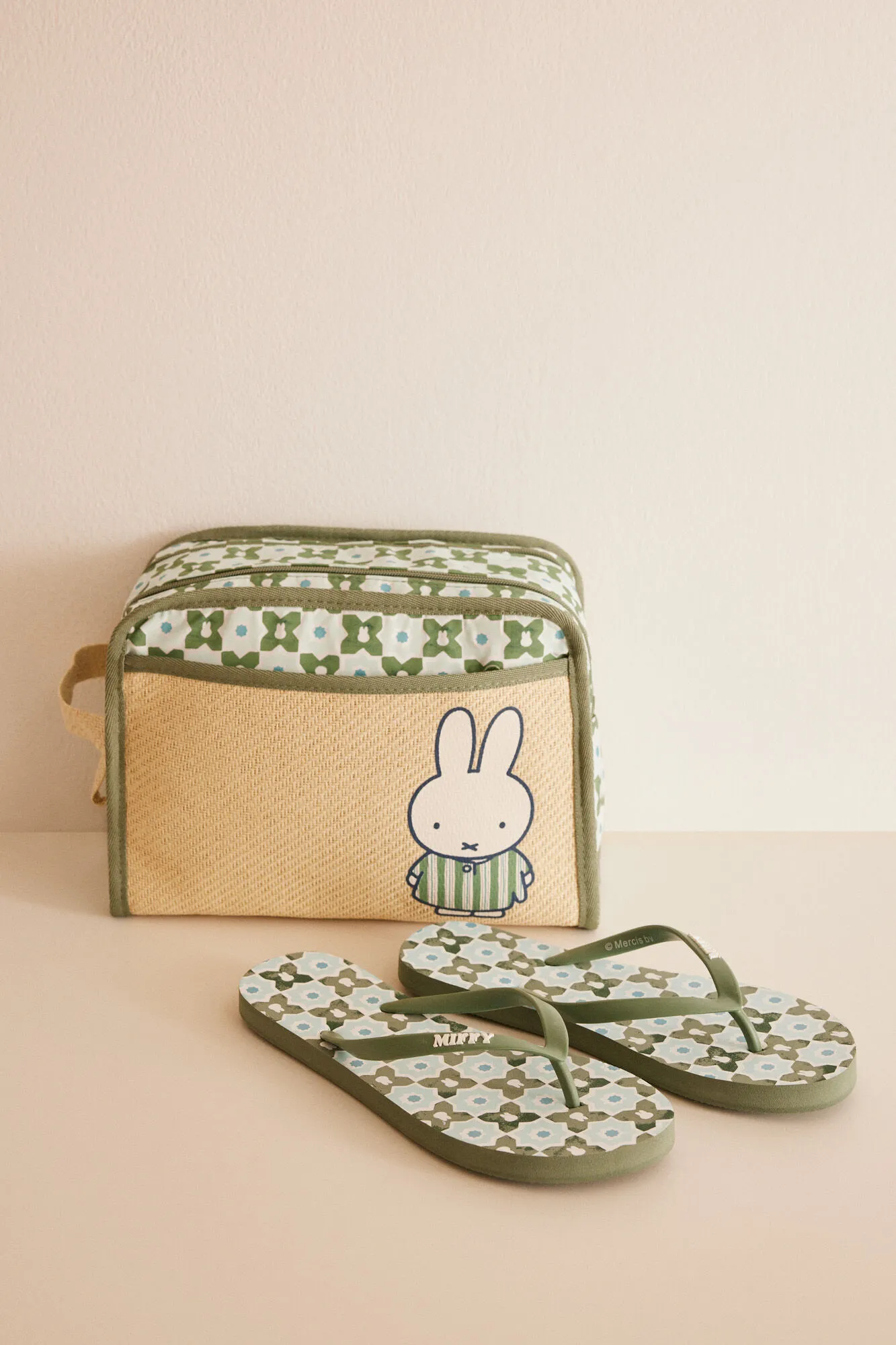 Neceser estampados flores Miffy.